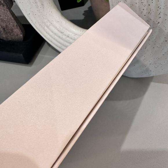 New magnetic box Neiman Marcus spa set, headband and cleansing clothes. - Picture 5 of 5